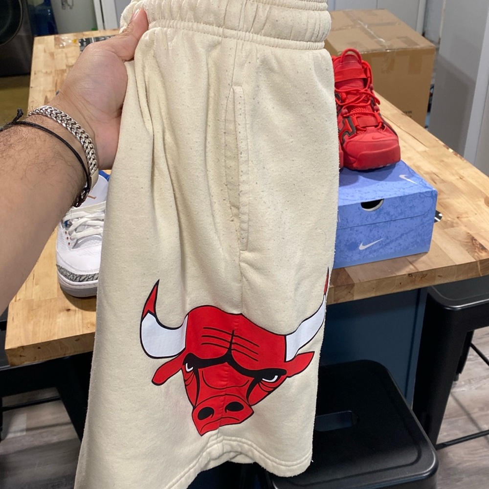 Chicago bulls baige shorts